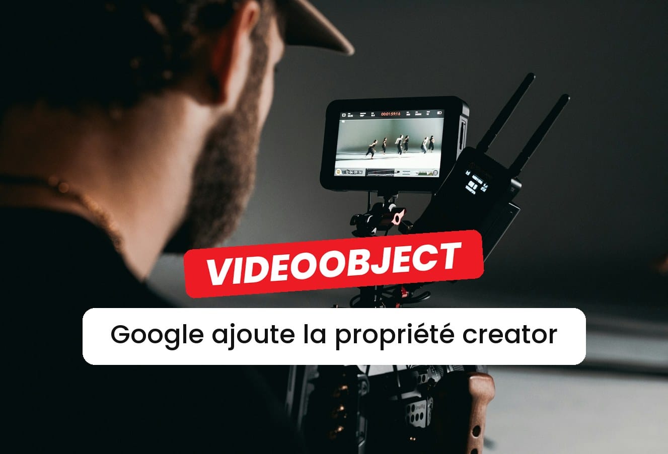 Un vidéaste filme devant son moniteur : Google ajoute la propriété creator aux données structurées VideoObject